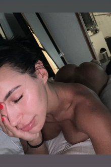 Niosa - Escort Wallis