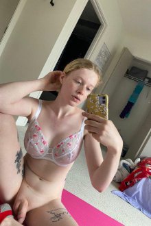 Trans cochonne avec beaucoup de sperme
