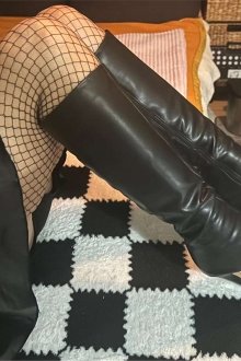 LARA FESSES GENEREUSES Aigle