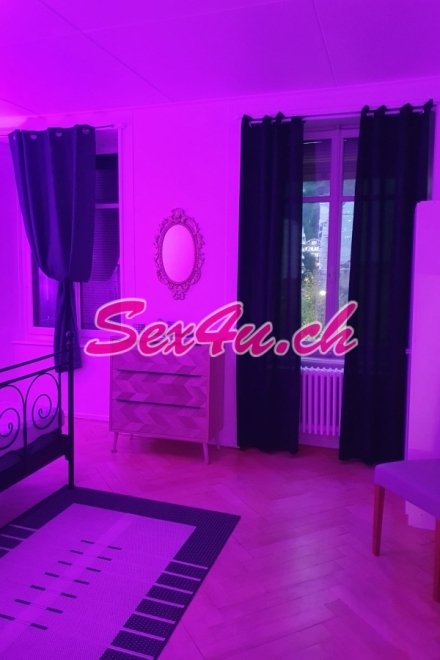 Divine Kiss -  Le Locle